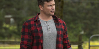 Tom Welling como Clark Kent em Crise nas Infinitas Terras