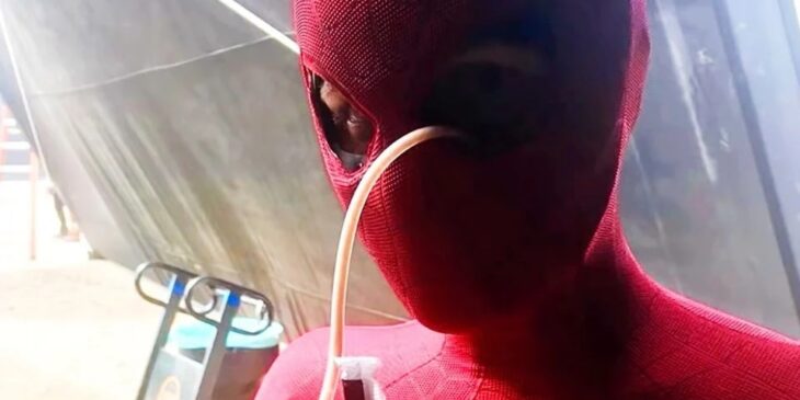 Tom Holland com uniforme do Homem-Aranha
