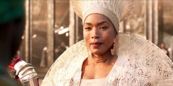 Angela Bassett em Pantera Negra
