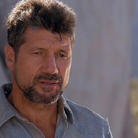 Fred Ward em O Ataque dos Vermes Malditos