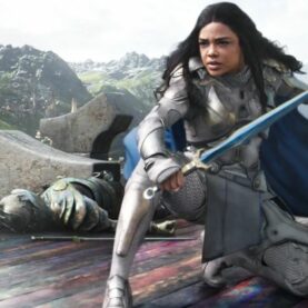 Tessa Thompson como Valquíria em Thor: Amor e Trovão