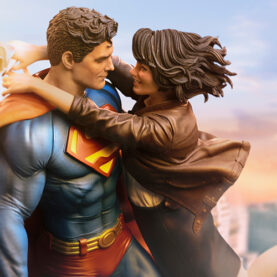Superman-and-Lois-action-figure-iron-studios