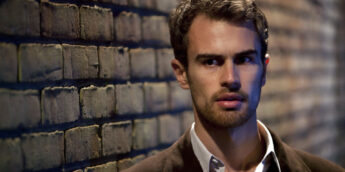 O ator Theo James