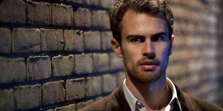O ator Theo James