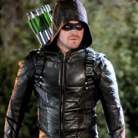 Stephen Amell como Arqueiro Verde