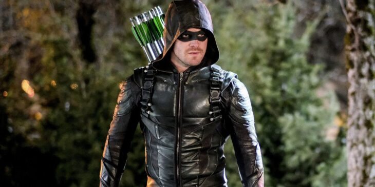 Stephen Amell como Arqueiro Verde