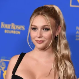 Alyvia Alyn Lind