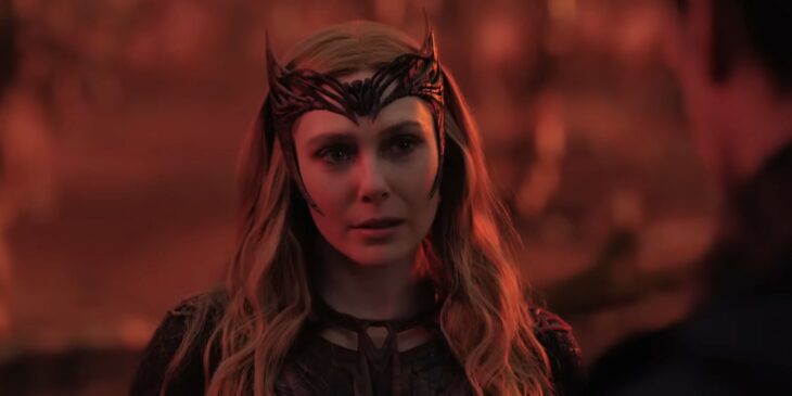Elizabeth Olsen como Feiticeira Escarlate