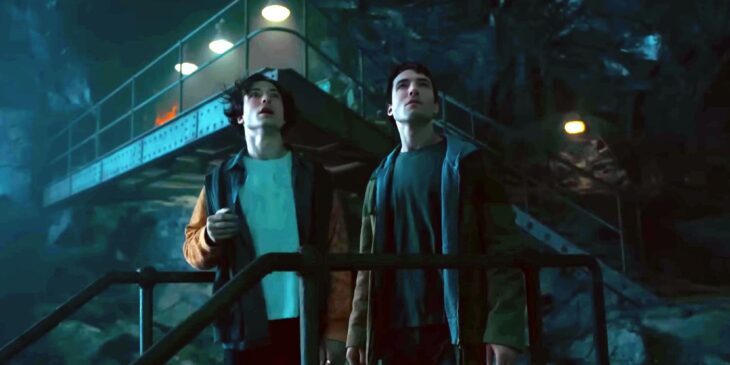 Ezra Miller como Berry(s) Allen(s) em The Flash