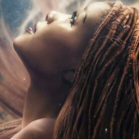 Halle Bailey como Ariel em A Pequena Sereia