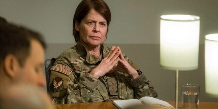 Linda Hamilton em Resident Alien