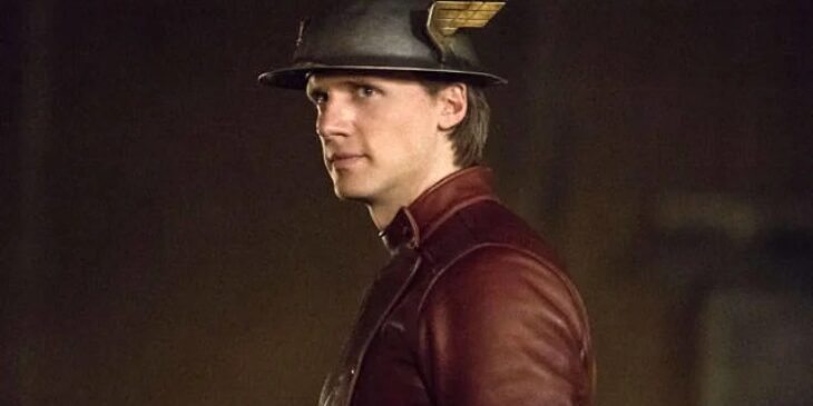 Teddy Sears como o Flash Jay Garrick