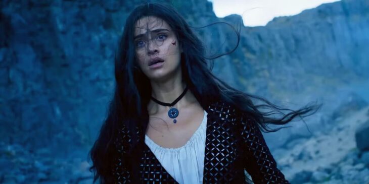 Anya Chalotra como Yennefer em The Witcher
