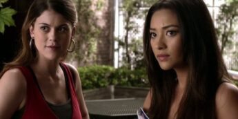 Lindsey Shaw e Shay Mitchell em Pretty Little Liars