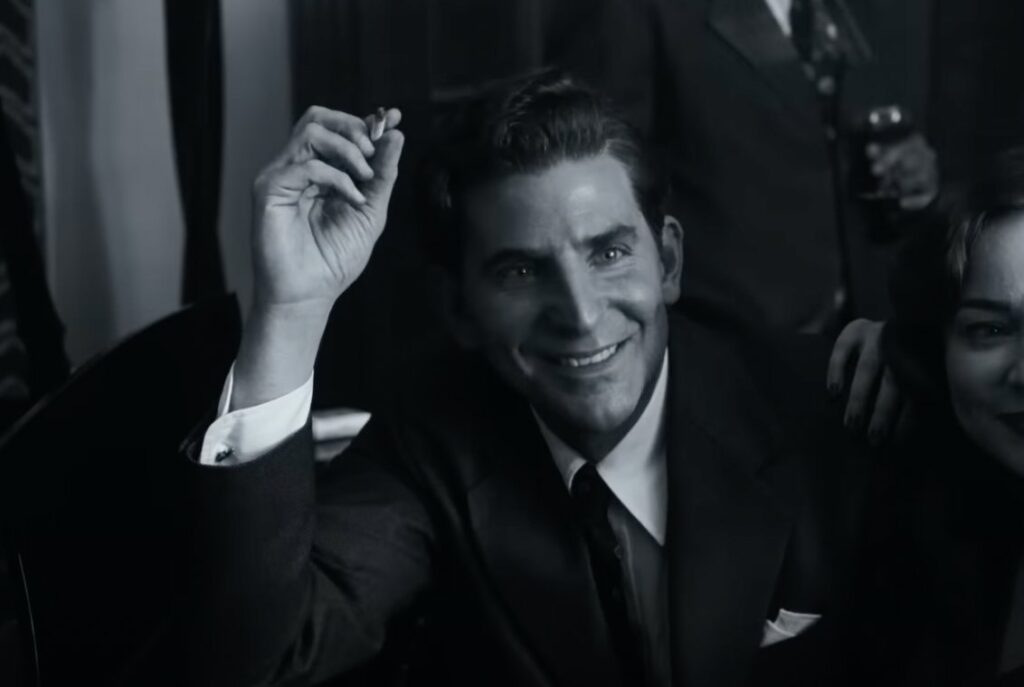 Bradley Cooper como Leonard Bernstein em MAESTRO