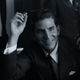 Bradley Cooper como Leonard Bernstein em MAESTRO