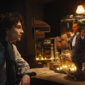 Timothée Chalamet e Hugh Grant em Wonka