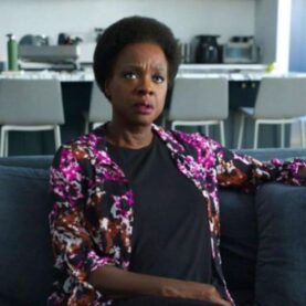 Viola Davis como Amanda Waller, em Pacificador