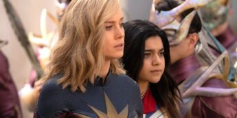 Carol e Kamala cercadas de aliens em As Marvels