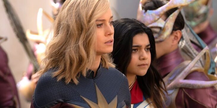 Carol e Kamala cercadas de aliens em As Marvels