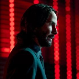John Wick em sala vermelha