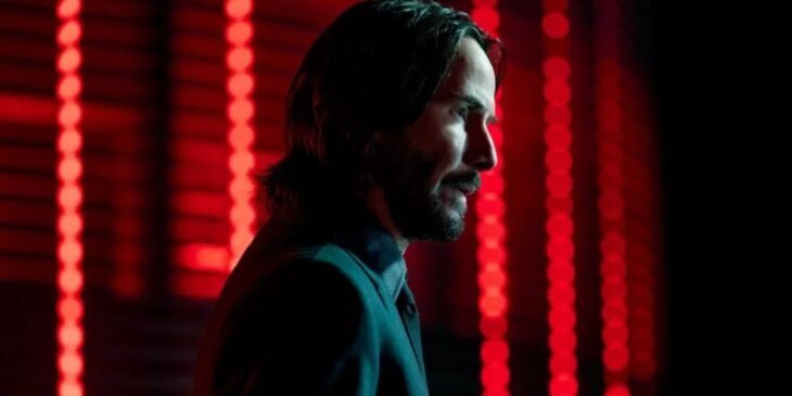 John Wick em sala vermelha