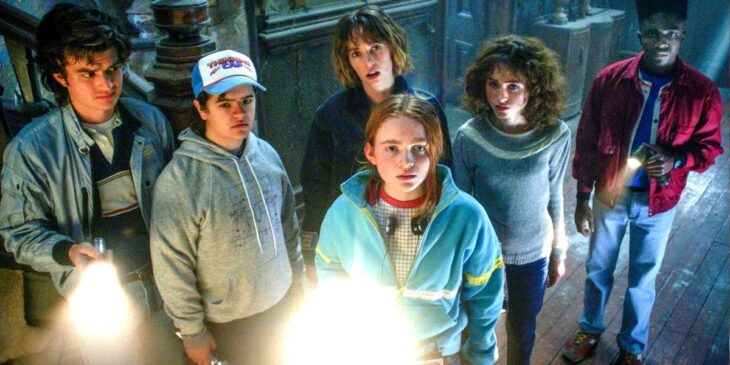 Grupo de Stranger Things investigando casa