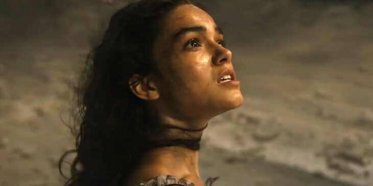 Rachel Zegler em arena dos Jogos Vorazes