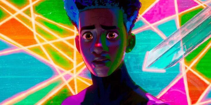 Miles Morales em fundo colorido de Aranhaverso