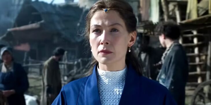 Rosamund Pike como Moiraine Damodred em A Roda do Tempo
