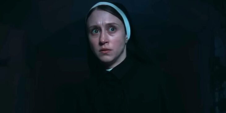 Irmã Irene com traje preto em A Freira 2