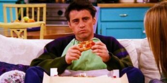 Joey comendo pizza em Friends