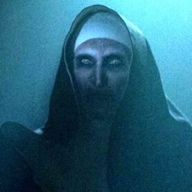 Valak saindo das sombras em A Freira 2
