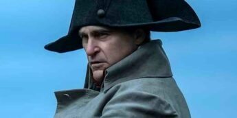 Joaquin Phoenix com visual de Napoleão