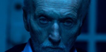 John Kramer sob luz azul em Jogos Mortais X