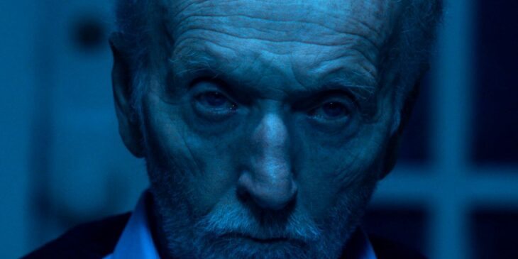 John Kramer sob luz azul em Jogos Mortais X