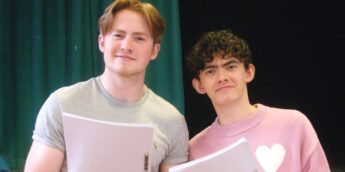 Kit Connor e Joe Locke em set de Heartstopper