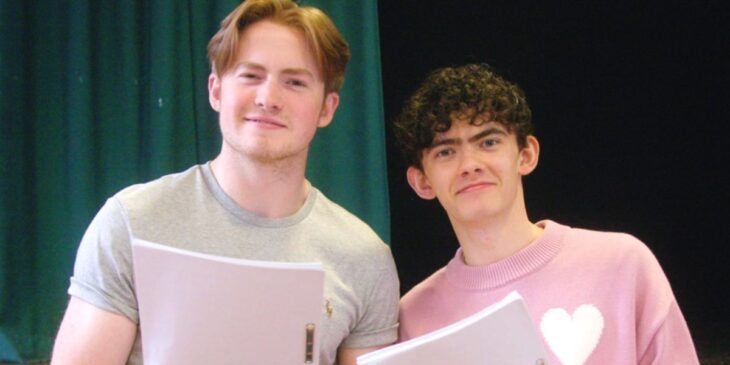 Kit Connor e Joe Locke em set de Heartstopper