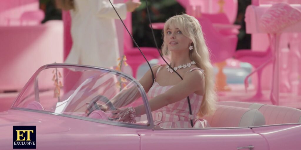 Margot Robbie em conversível da Barbie