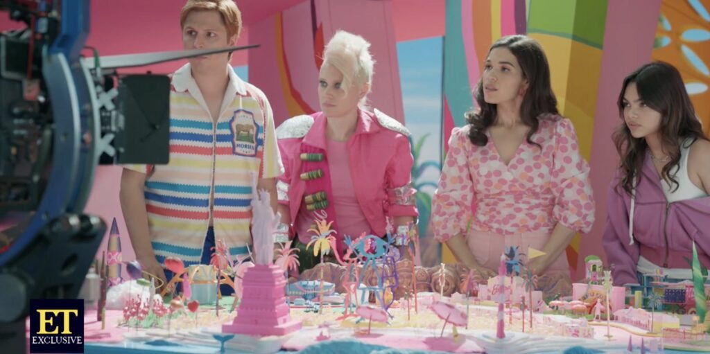 Personagens bolando plano da Barbieland