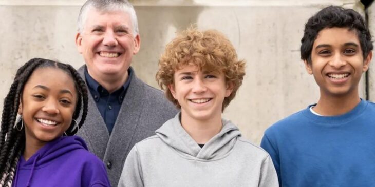 Rick Riordan e trio da série Percy Jackson