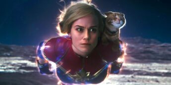 Capitã Marvel voando com Goose em As Marvels