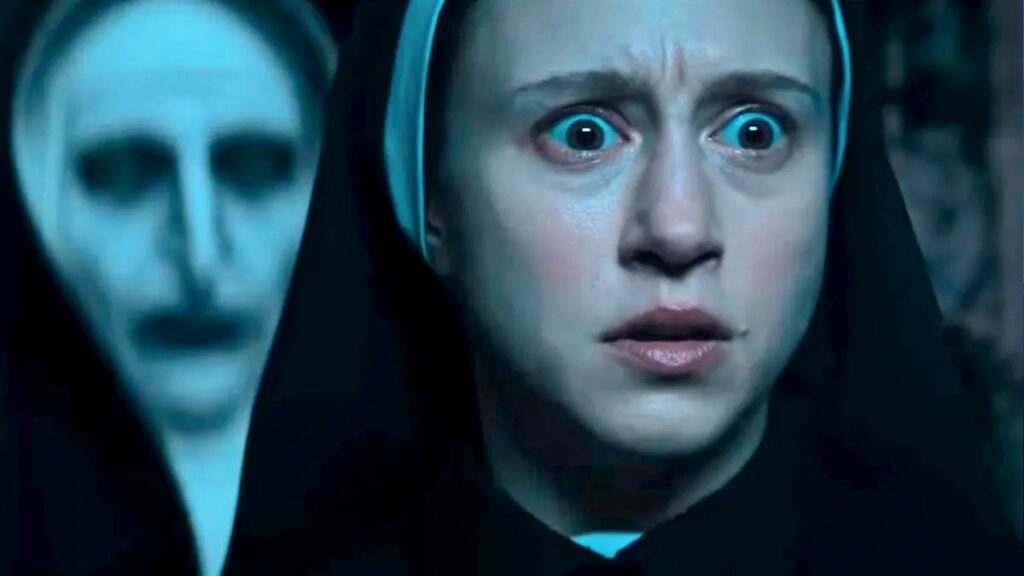 Valak assombrando Irene em A Freira 2