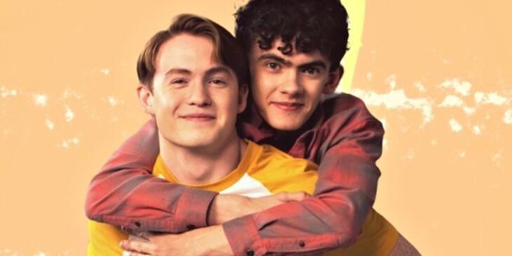 Nick e Charlie abraçados em Heartstopper
