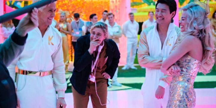 Greta Gerwig com atores em set de Barbie