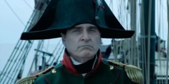 Joaquin Phoenix em embarcação como Napoleão