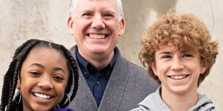 Leah Jeffries, Rick Riordan e Walker Scobell, em Percy Jackson