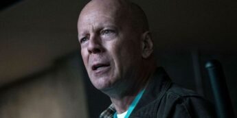Bruce Willis com expressão surpresa