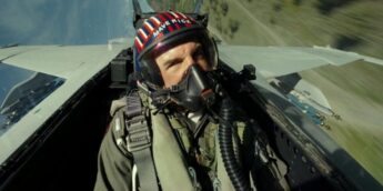 Tom Cruise pilotando em Top Gun