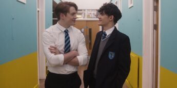 Nick e Charlie em corredores da escola de Heartstopper